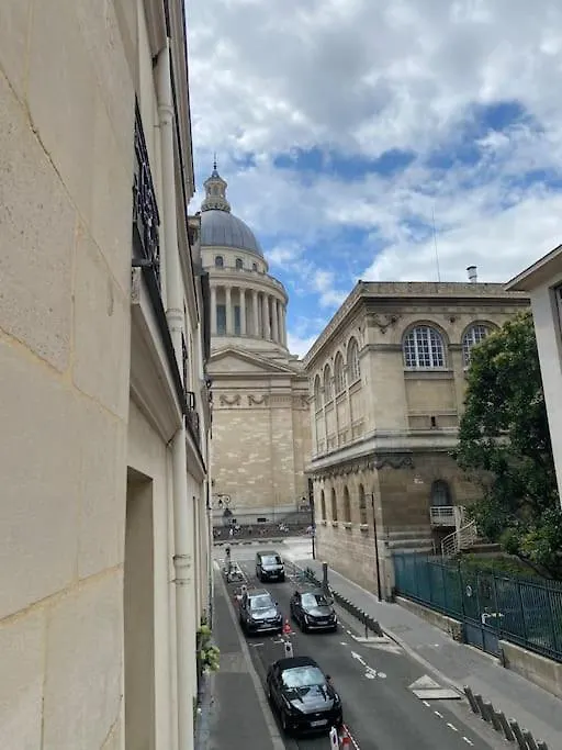A Deux Pas Du Pantheon Avec Balcon *